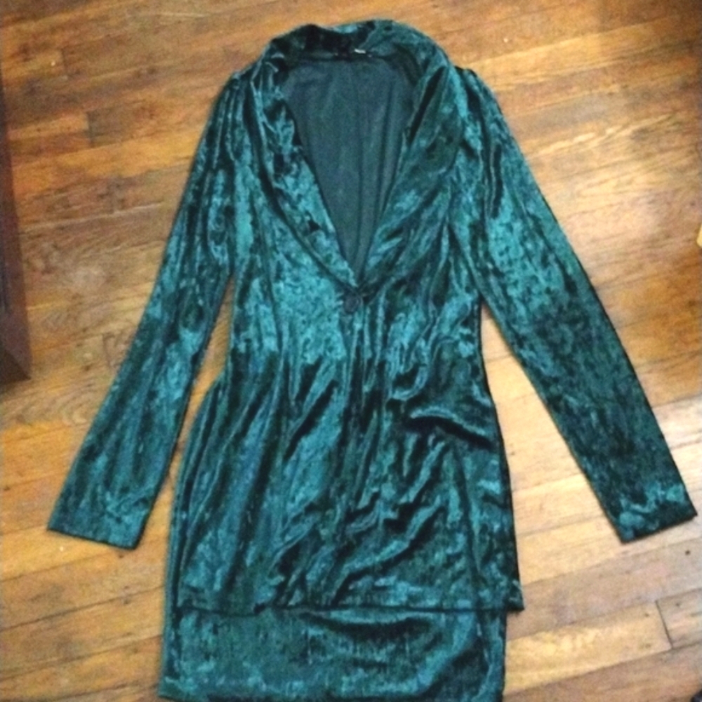 Fashion Nova Emerald Green 2 Piece Mini and Jacket Closes with 1 Button Size 5